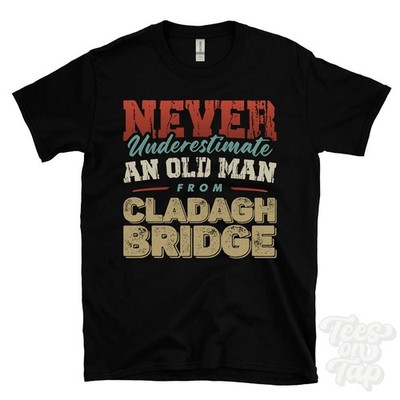 T-SHIRT UNTERSCHÄTZE NIE EINEN ALTEN MANN VON CLADAGH BRIDGE lustig Weihnachtsgeschenk