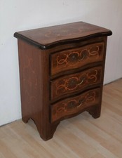 COMODINO IN STILE BAROCCO IN MASSELLO DI NOCE INTARSIATO A 3 CASSETTI 