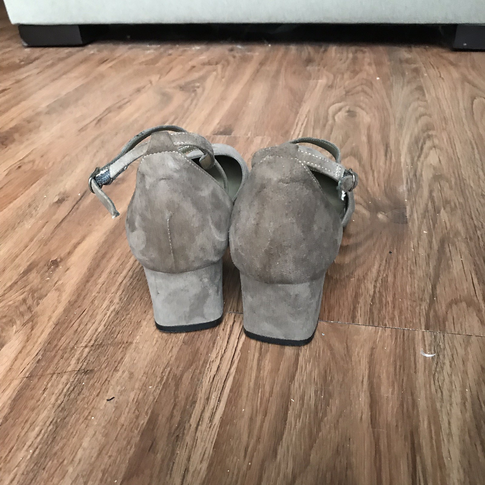 Décolleté Yves Saint Laurent 7 M pelle scamosciata talpa cinghie incrociate tacco basso Italia YSL