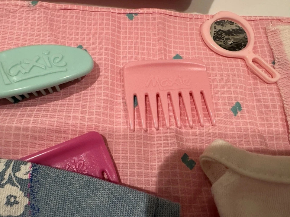 Hasbro Maxie Muñeca Vestido Chaqueta Peines Cepillo Espejo TLC Ropa de Cama y Toalla Foto 2 de 4