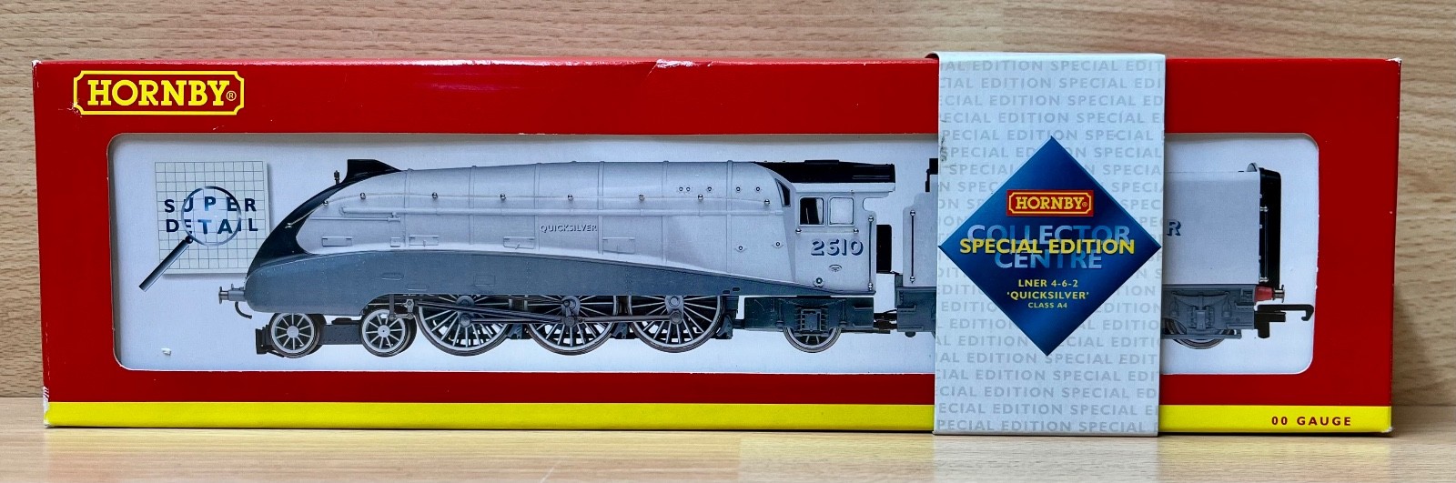 Hornby OO R2246 LNER A4 ""Quicksilver"" Locomotive 2510 & Tender Special Edition.