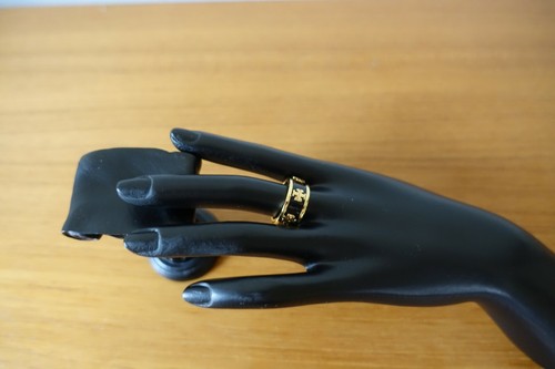 TORY BURCH ENAMEL RAISED LOGO RING IN BLACK, SIZE 8. NEW - Picture 1 of 12