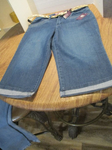 Gloria Vanderbilt Marnie Belted Skimmer Capri Pant, Phoenix Wash Size 8 NEW