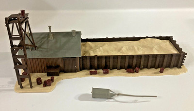 HO Built Model Building Trackside Sand House with Storage PIT Train Display
