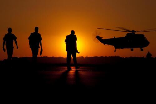 Silhouette Three Soldiers and SH3 Sea King Photo Photograph Print Poster 36x24 - 第 1/1 張圖片