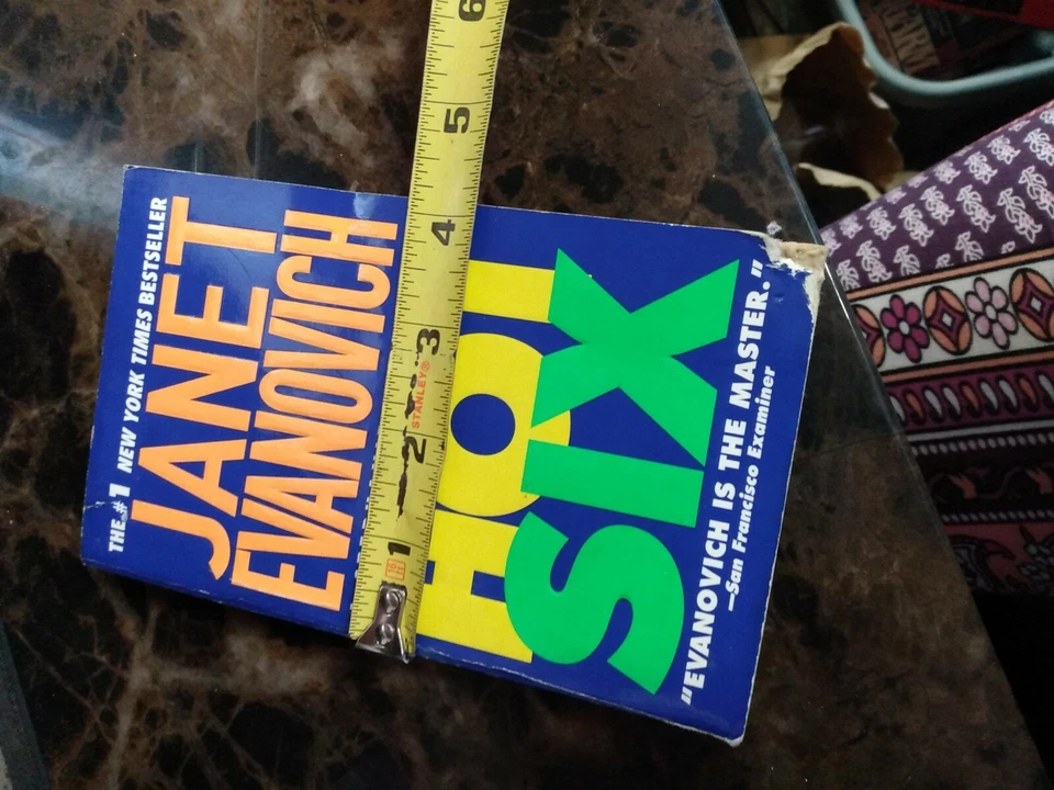 Hot Six 6 by Janet Evanovich. (Cm) - Image 4 of 4