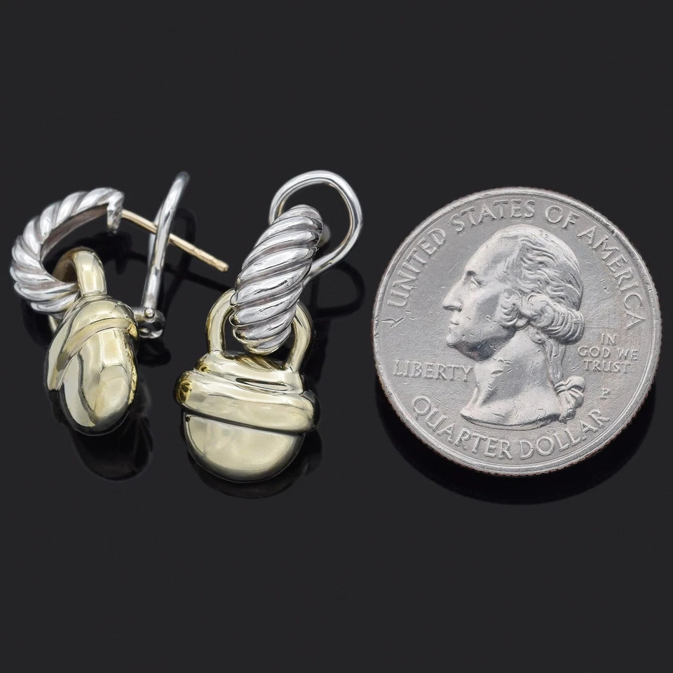 Pendientes colgantes David Yurman de plata de ley y oro amarillo de 14 quilates bellota con espalda Omega Foto 4 de 4