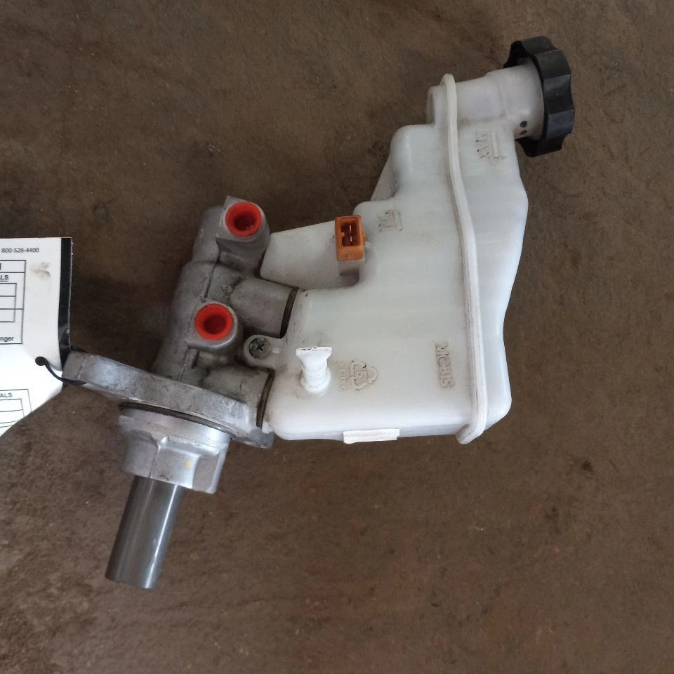 Cilindro maestro de freno para Kia Forte 14-18 Foto 2 de 4