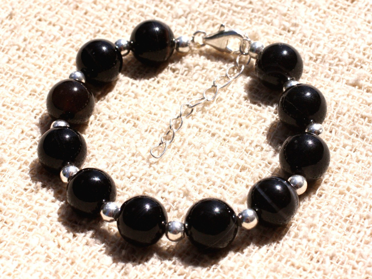 Bracelet agate noire 10mm et argent 925, l'accessoire idéal pour le bureau
