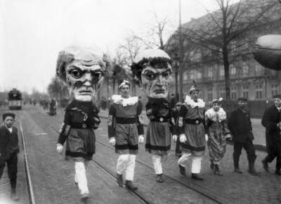 Carnival in Mainz people dressed up as 'Philister Types' -1910 OLD PHOTO