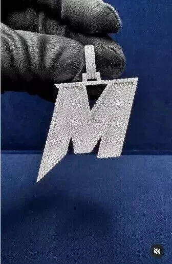 Colgante redondo de moissanita real de 2,5 quilates con inicial M para hombre enchapado en oro blanco de 14 quilates plateado Foto 3 de 3