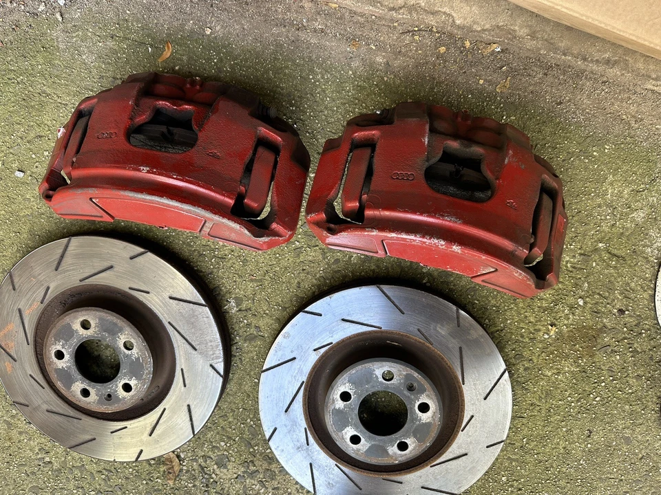 Pinzas de freno delanteras con rotores y cápsulas Audi A6 C7 Competition Foto 2 de 4