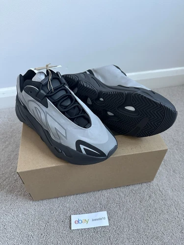 Yeezy 700 MNVN Metallizzato UK 7 con scatola