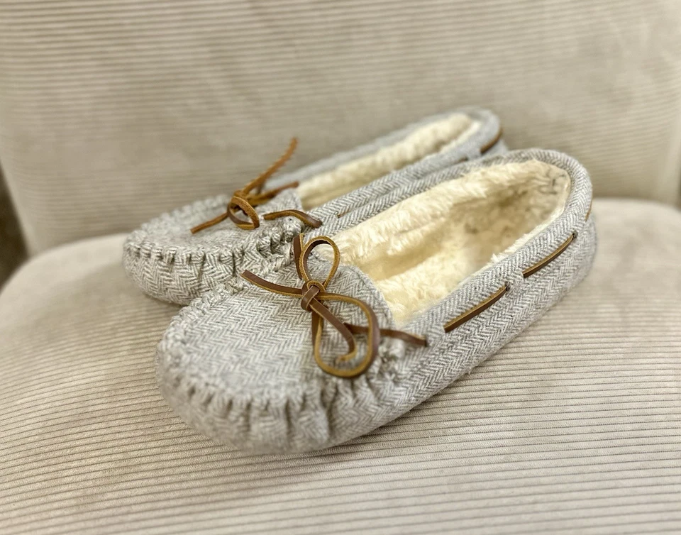 Zapatilla para mujer Minnetonka Britt Trapper forrada de piel gris antideslizante talla 9,5 Foto 3 de 4