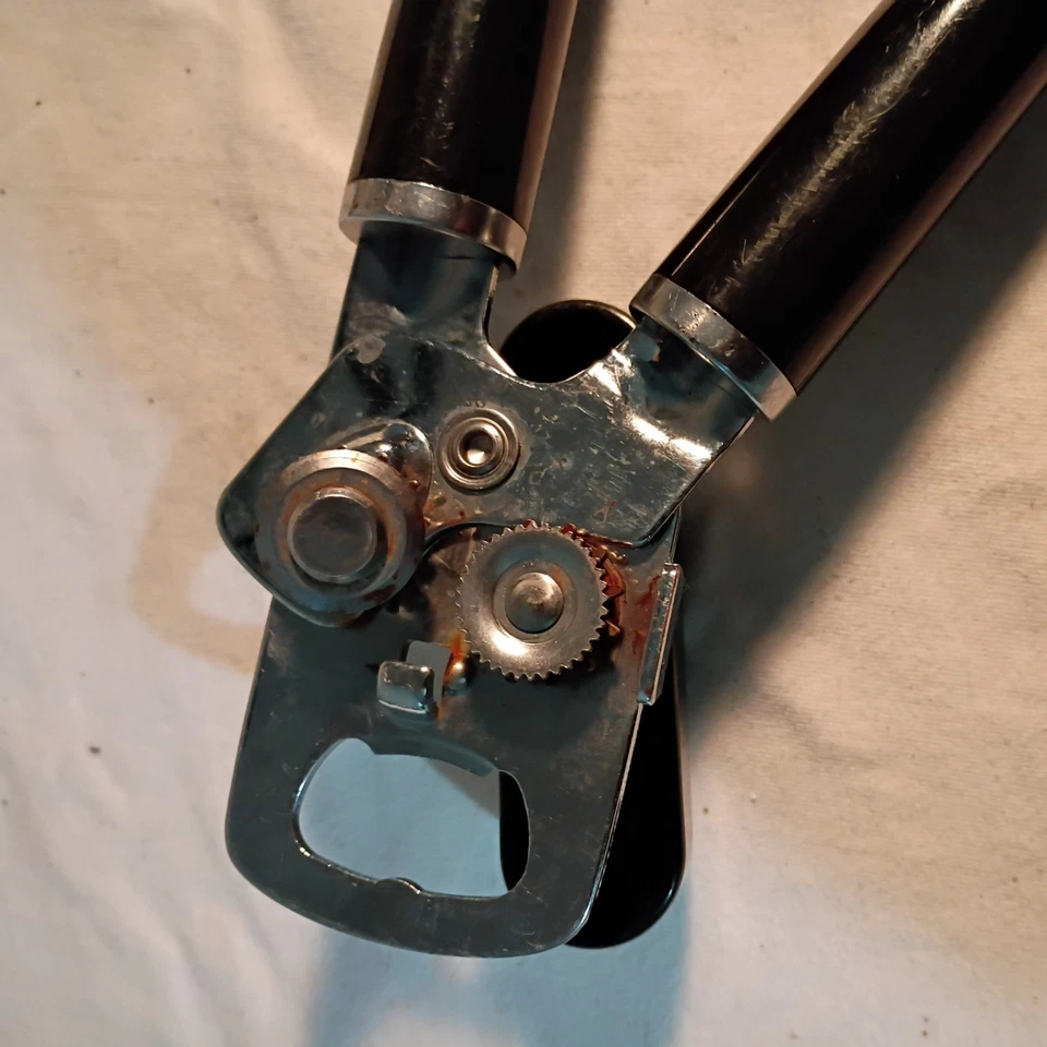 KitchenAid Classic 1 abrelatas multifunción con abrebotellas en negro Foto 2 de 2