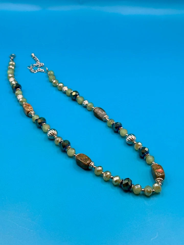 Collar Estate Cuentas Piedras Preciosas Unakita y Cristales Verdes Energía Calma Tono Plata Foto 4 de 4