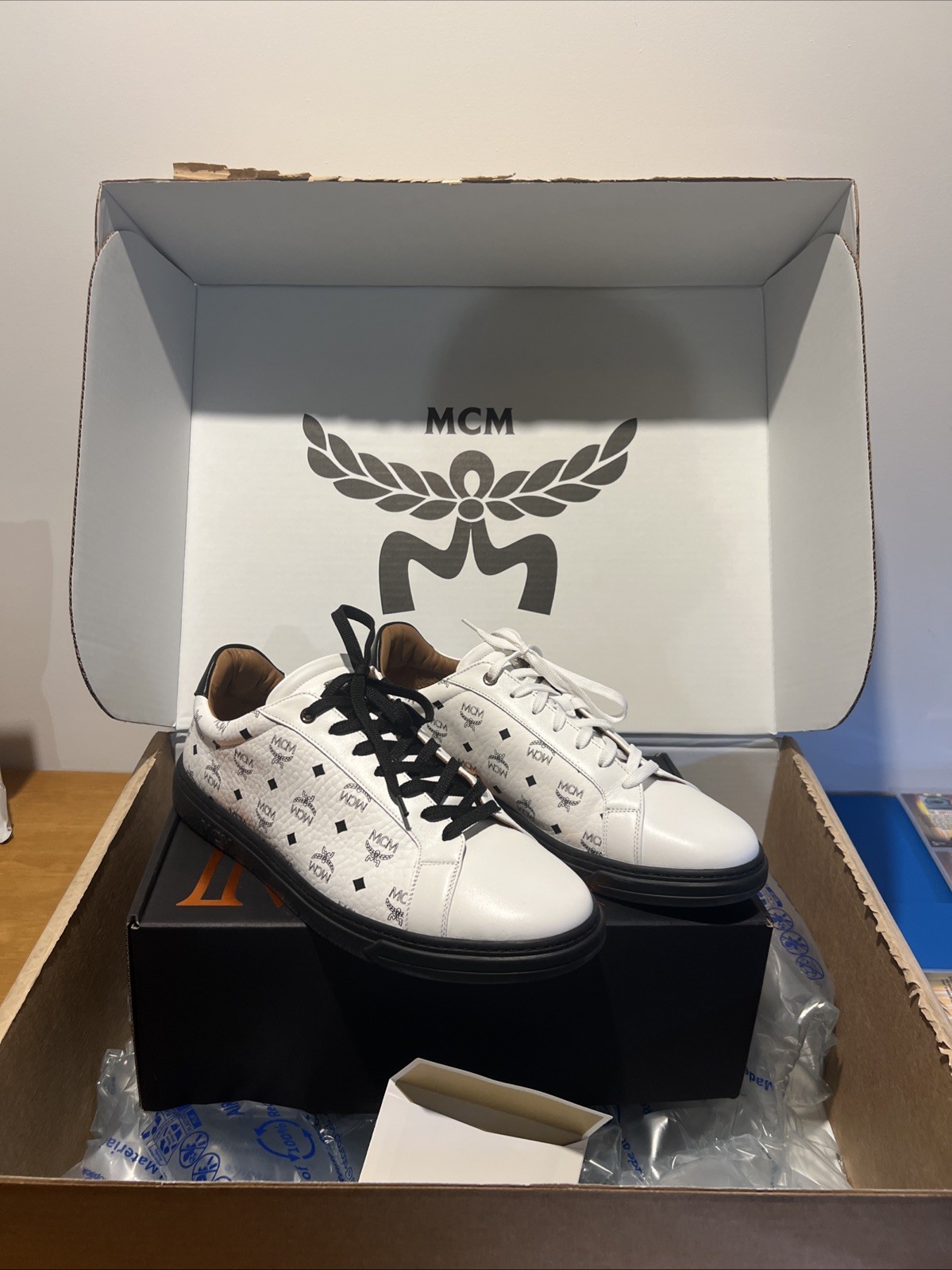 SAOLA Scarpe sneakers basse MCM uomo (Derby Visetos) bianche US 12 EU 45 (VNDS) SCATOLA ORIGINALE