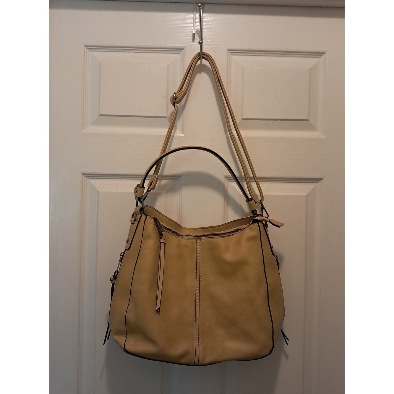 Realer Crossbody Shoulder Bag with  adjustable straps