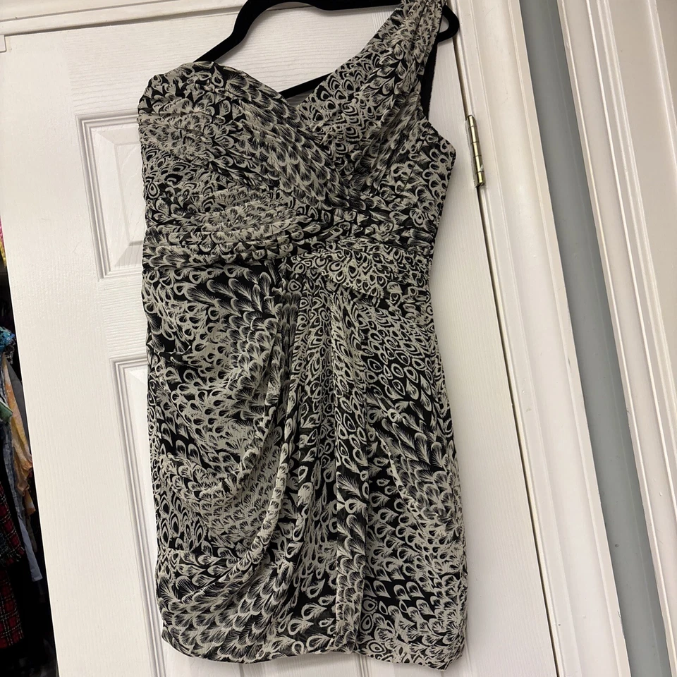 Max And Cleo One Shoulder Dress Chiffon Black And Champagne Size 8. Lined. - Image 2 of 4