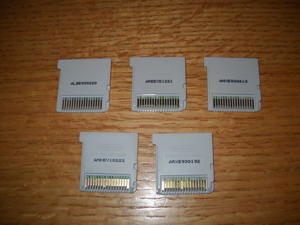 Nintendo 3DS XL Green & White Yoshi Limited Edition with Charger, Games