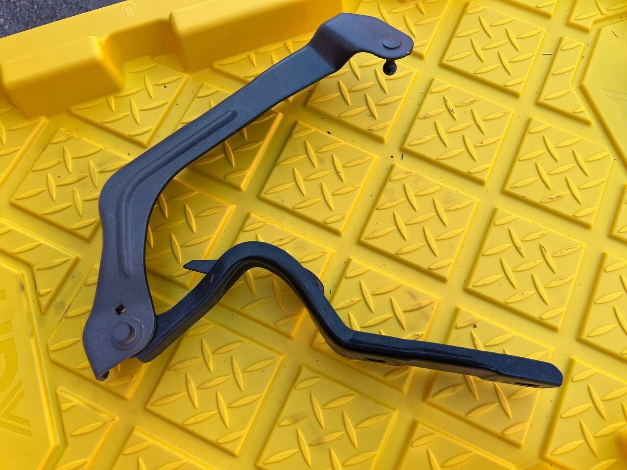 Maserati Ghibli 2017 RIGHT Hood hinge