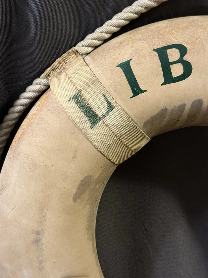 Antiguo anillo salvavidas náutico pintado boya salvamento marítimo Foto 2 de 4