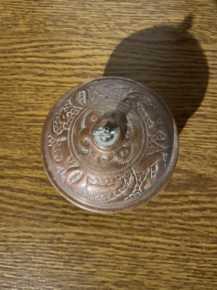 ancien petit pot en cuivre gravé avec couvercle - Photo 2/3