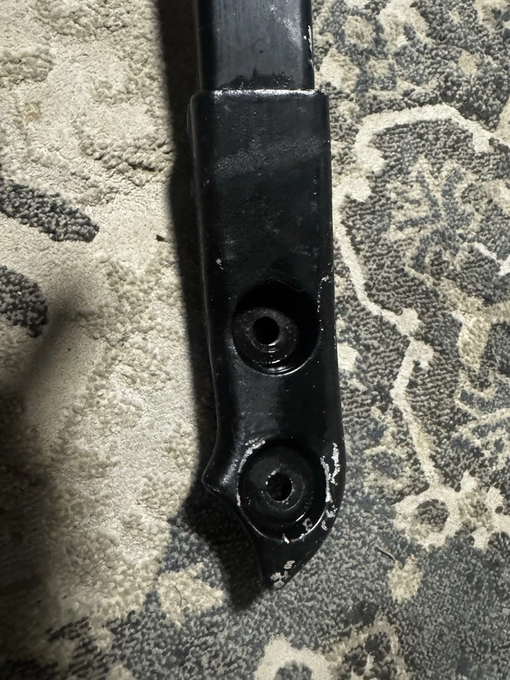 Chevrolet Camaro SS 2016-2024 6,2 L soporte de torre de puntal negro 84247228 OEM GM Foto 3 de 4