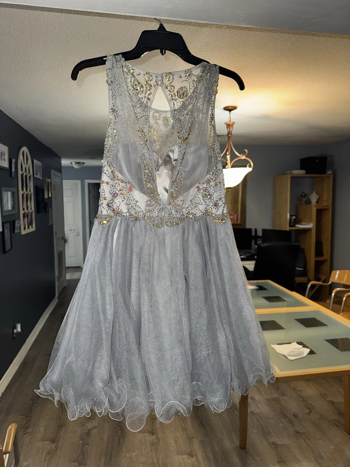 Vestido Corto de Baile de graduación Dave & Johnny - Plateado/Dorado - Talla 7/8 USADO Foto 3 de 4