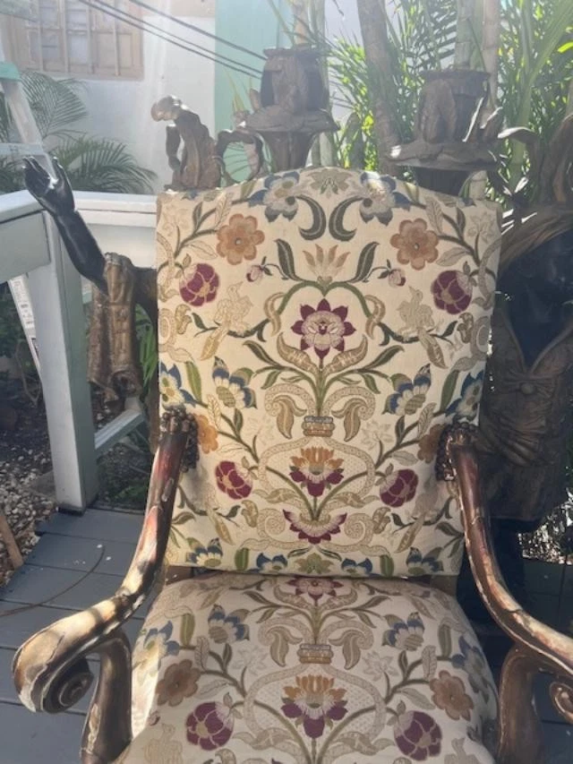 Sillón grande antiguo tallado en nogal italiano Foto 3 de 4