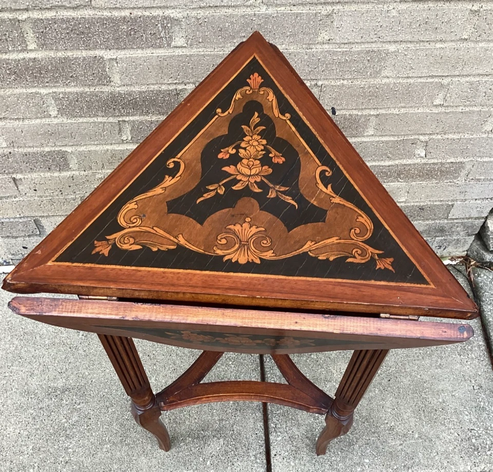 Antigua mesa auxiliar eduardiana con incrustaciones de hojas caoba Foto 3 de 4