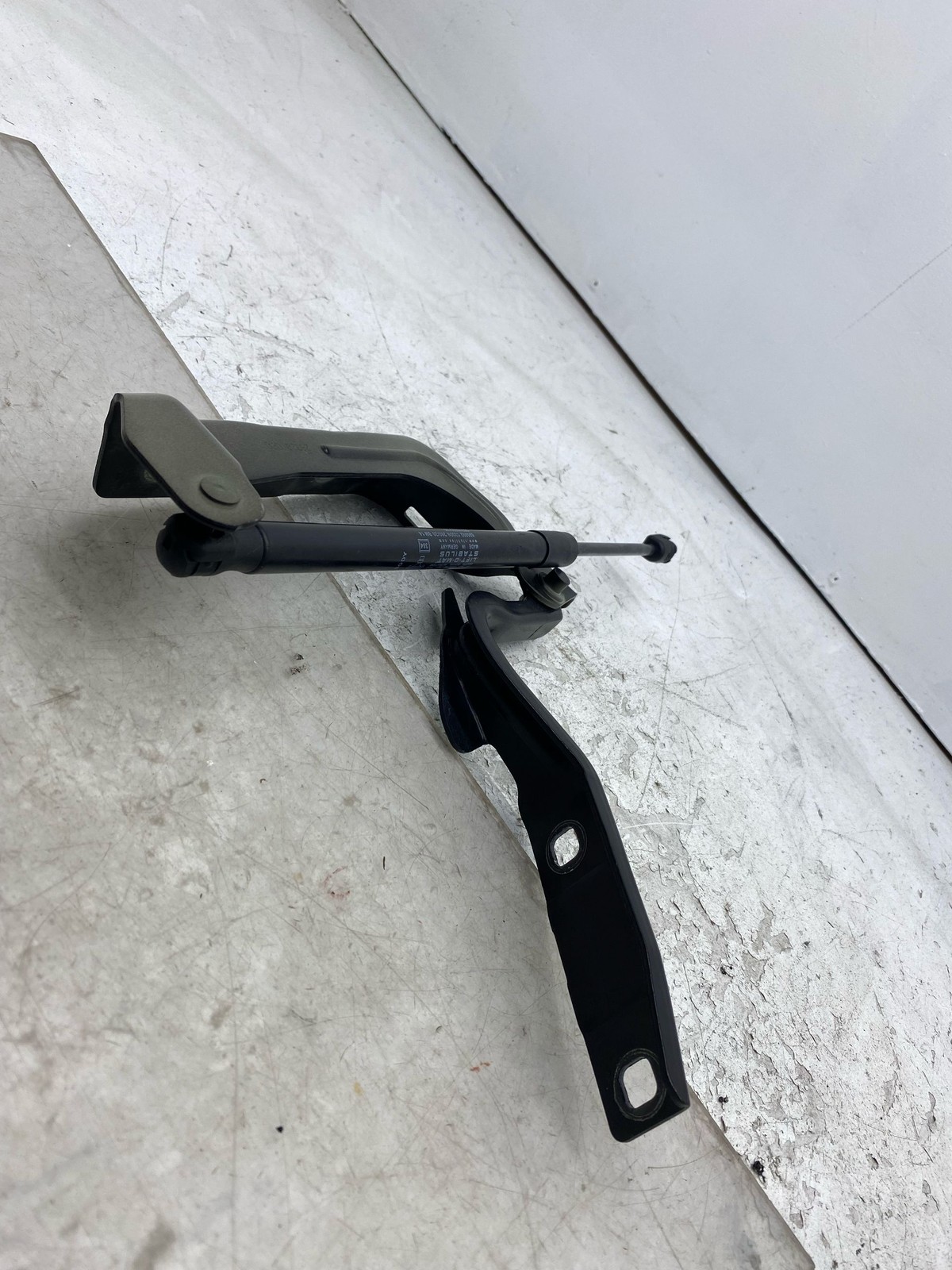 Maserati Levante 2017-2024 FRONT+RIGHT Hood hinge