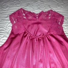 VANITY FAIR  Dark Pink Nightgown Petite Dupont Nylon Antron Decorative Lace