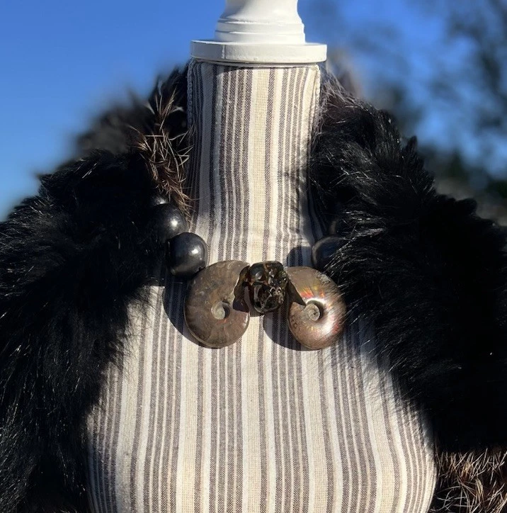 Collar Aadya Bazaar Amonita, Calavera Ámbar y Barro Negro y Arcilla Negra Oaxaqueña Foto 2 de 4