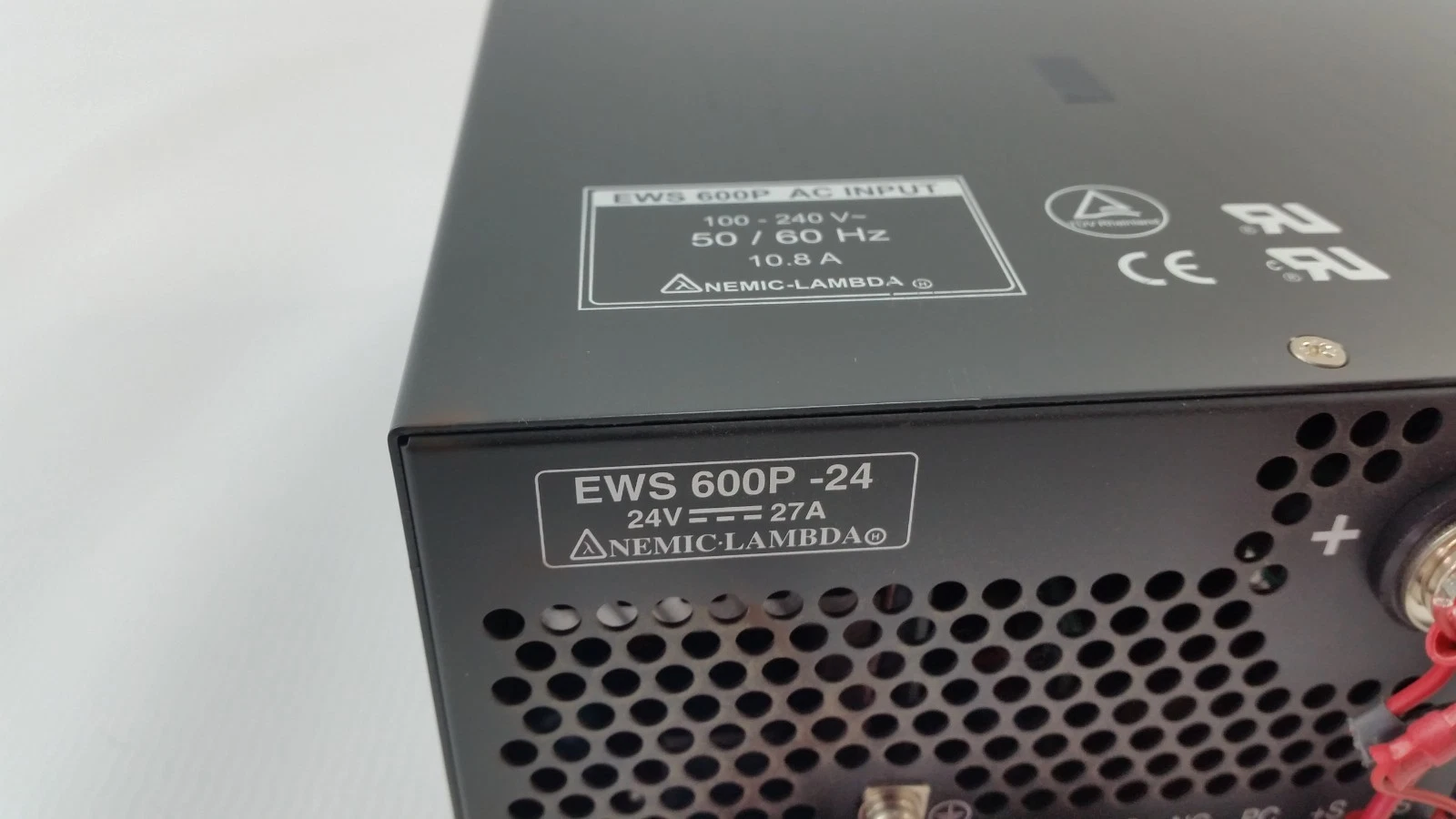 EWS 600P -24 front label: 24 V DC 27 A, Nemic-Lambda, next to the AC input label and UL marks