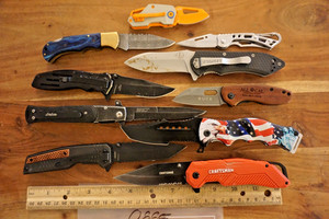 0885   Ten assorted pocket knives