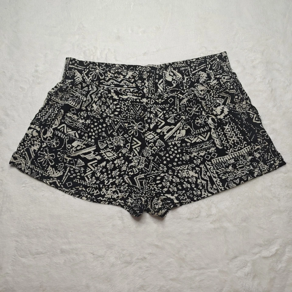 Pantalones Cortos Ecoté Urban Outfitters Estampado Geométrico Boho Negros Cintura Gruesa Medianos Foto 2 de 4