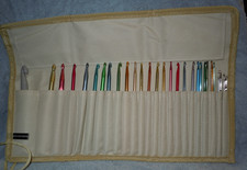 SEE DETAILS 29 Crochet Hooks Boye Hero Slotted Carry Storage Case Metal Plastic