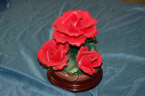 Vintage Capodimonte Red Rose Figurine Made in Italy - Afbeelding 1 van 4