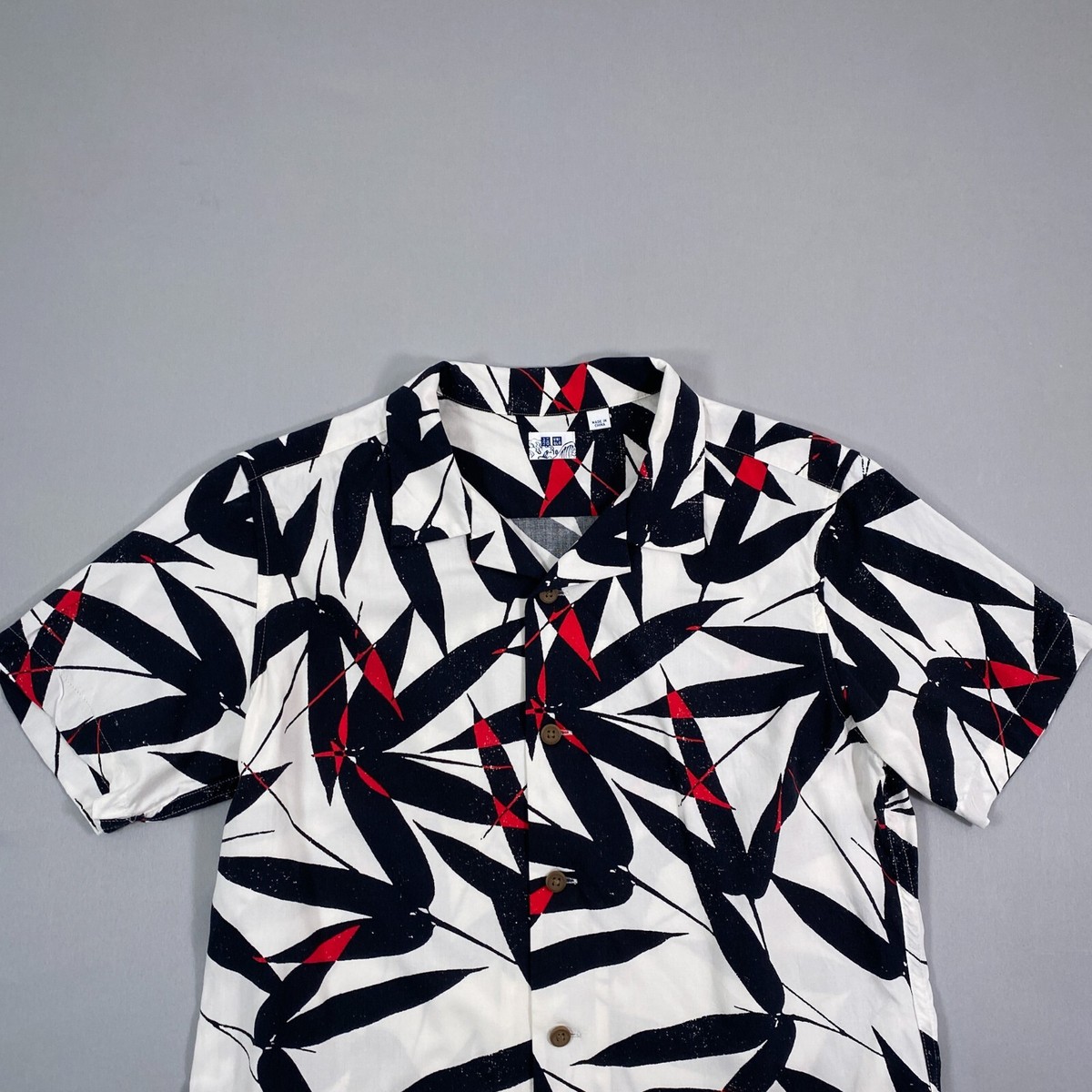 uniqlo black button down