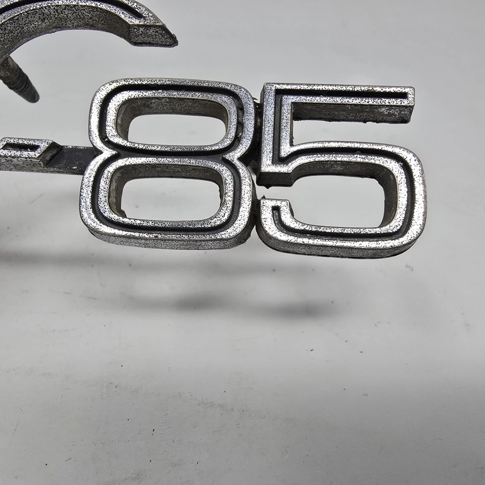 Insignia emblema guardabarros Oldsmobile 1964-1965 F-85 386408 pieza OEM Foto 2 de 4