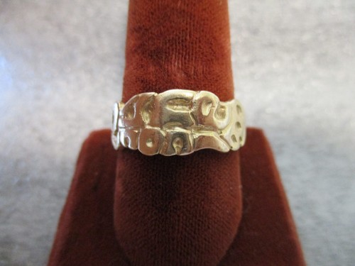 ANELLO DA UOMO IN ORO GIALLO 14K CON SCRITTE ARTISTICHE STILE PEPITA DESIGNER - Taglia 10 - 6,63g - Foto 6 di 23