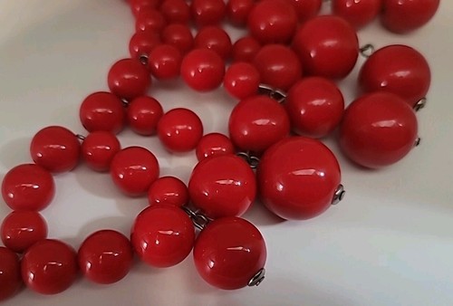 Collar babero vintage rojo cereza grueso acrílico cuentas grandes declaración joyería  - Imagen 5 de 10