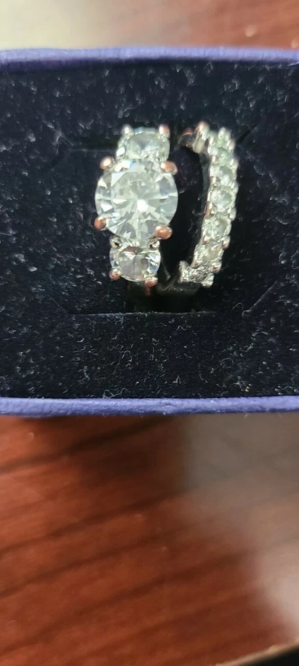 Conjunto de anel de capina da Swarovski usado por 2 meses. Ver fotos - Imagem 3 de 3