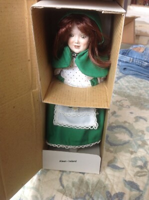 DOLLS OF THE WORLD The Danbury Mint 1980's AILEEN representing Ireland 
