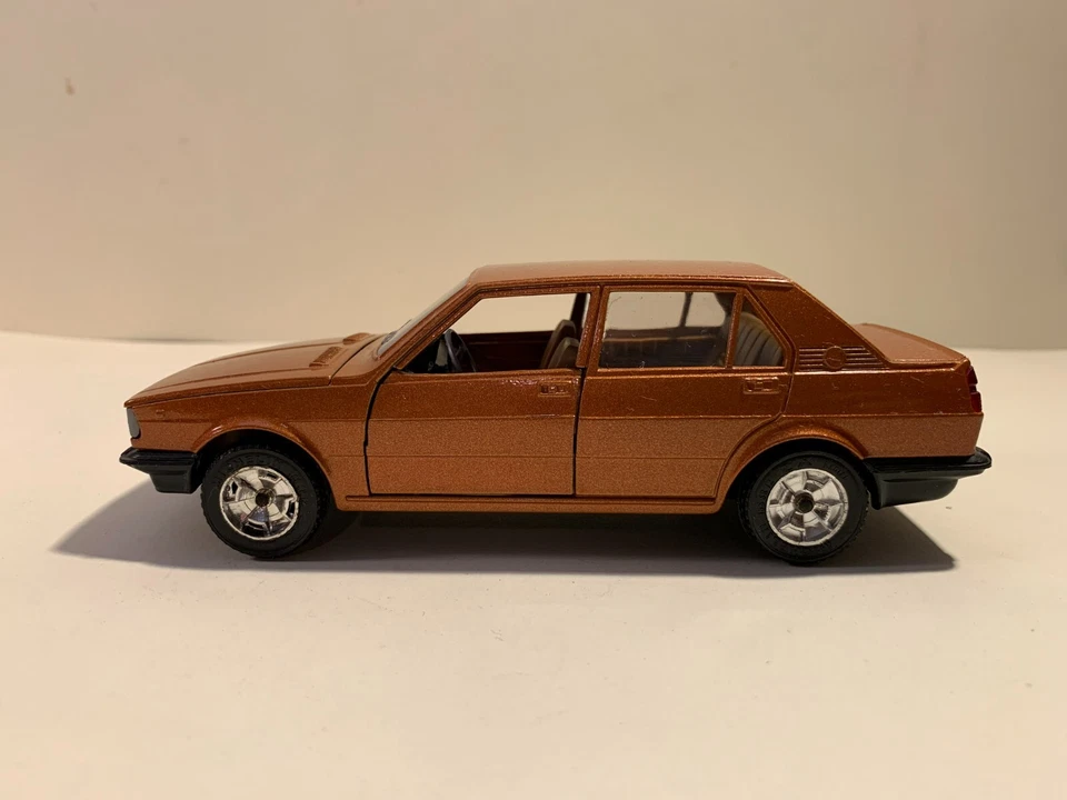 Mattel/HotWheels Alfa Romeo Giulietta , automodello 1:24 - 1:25, vintage (1364) - Immagine 4 di 4