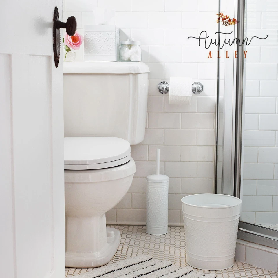 Juego de soporte de cepillo de inodoro blanco Autumn Alley | Accesorios de baño blancos Foto 2 de 4