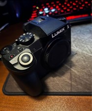 Panasonic LUMIX G7 16MP Digital SLR Camera w/64GB SD + 25mm Lens And Backpack
