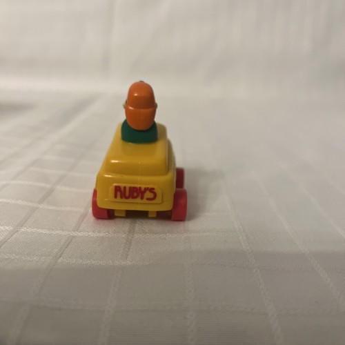 Juguetes de ruedas gratuitos 1996 de colección Ruby's Diner Car Hop para niños - auto amarillo rubio - Imagen 2 de 6