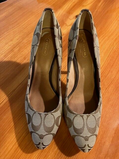 COACH CAYA MONOGRAM SIGNATURE CANVAS 4" HEEL PUMPS VERY GOOD CONDITION SIZE 9B